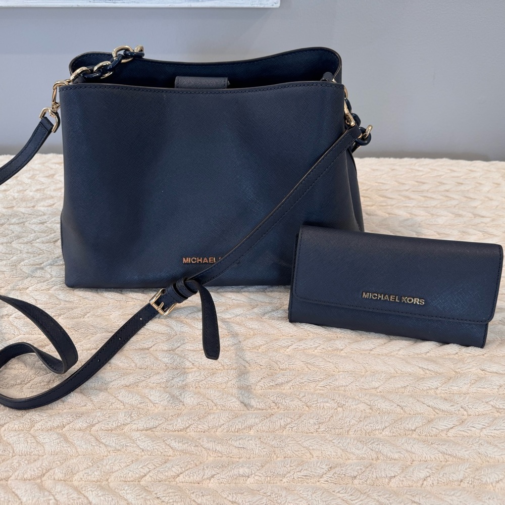 Beautiful Michael Kors purse and trifold wallet in great condition.